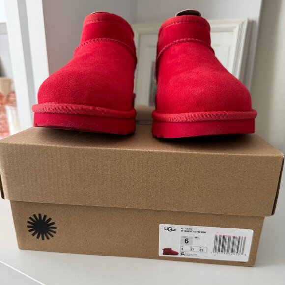 Women's Classic Ultra Mini Uggs Red Size 6 New in Box - Picture 6 of 7